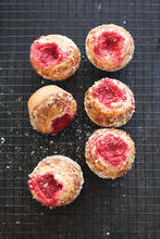MUFFINS MED FYLD AF RØDE BÆR